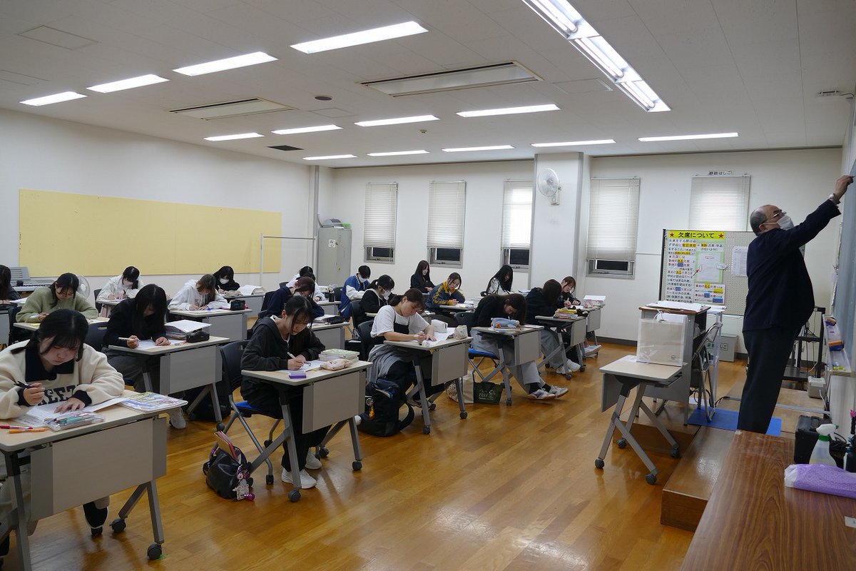 JOSEN70th's tweet photo. 【保育者の教養Ⅰ】では、伝える力・聞く力を養うために正しい語彙力を学びます。
これらを学ぶとことにより、連絡帳。実習日誌。就職試験での作文を書く力へとつながっていきます✍
また、実習や面接など実践的に使う敬語もあわせて学んでいきます。
＃千葉女子専門学校 
＃保育者のたまご
＃座学 https://t.co/s2utCa20v7