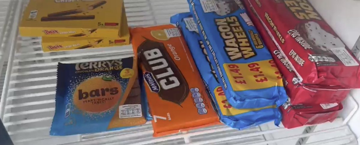CleansedTweets's tweet photo. 🇬🇧British chocloate, which happens to be the most superior chocolate in the world - is available in Bangkok 💕 Which one would you chose? If you match with what I bought, we are soul mates. https://t.co/RYHdfkpYyB