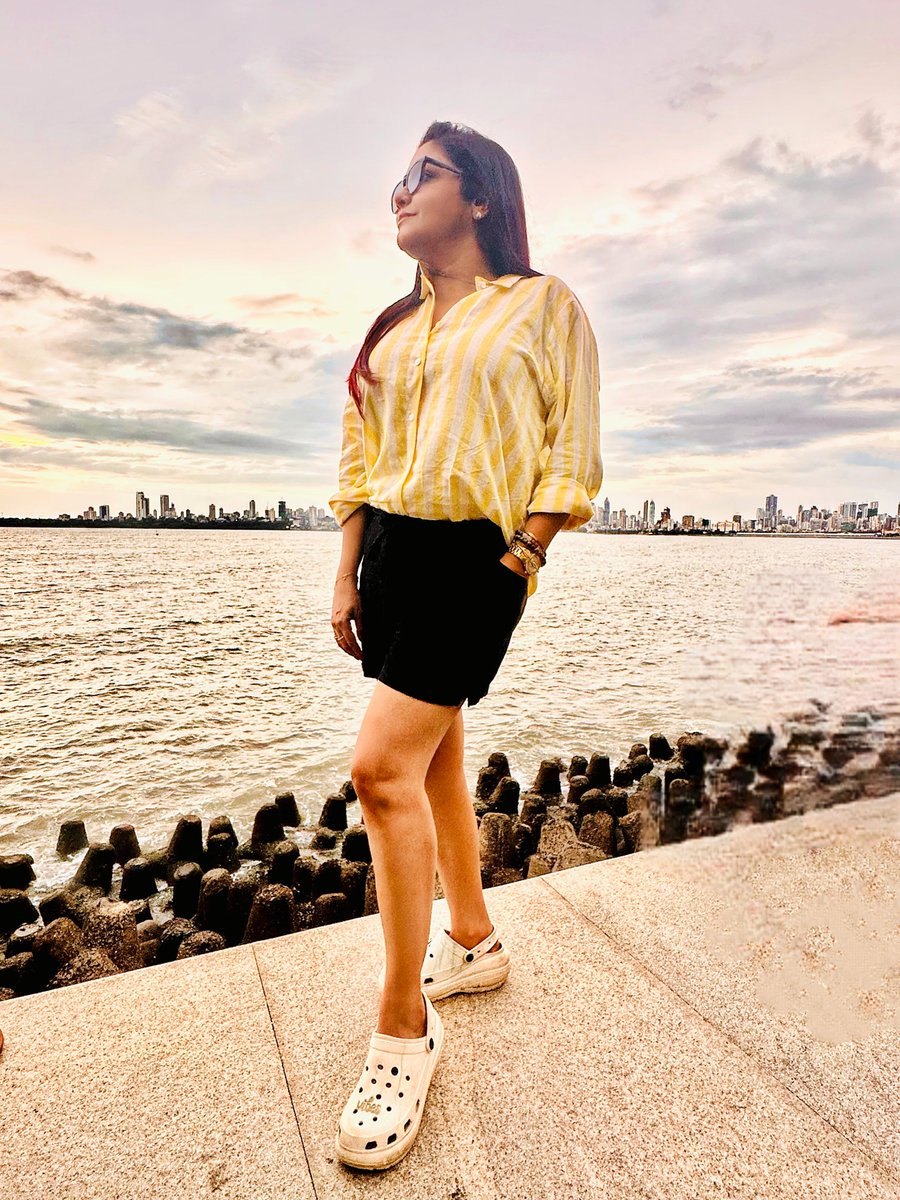 sayantani8's tweet photo. Traffic behind me, waves beside me, and a sunset that made me forget both.
Mumbai, you’re beautiful when you slow down. 🤍
#NarimanPoint #MumbaiSunset #SeaFace #goldenhour☀️ #marinedrive https://t.co/jteUSc6R9Y