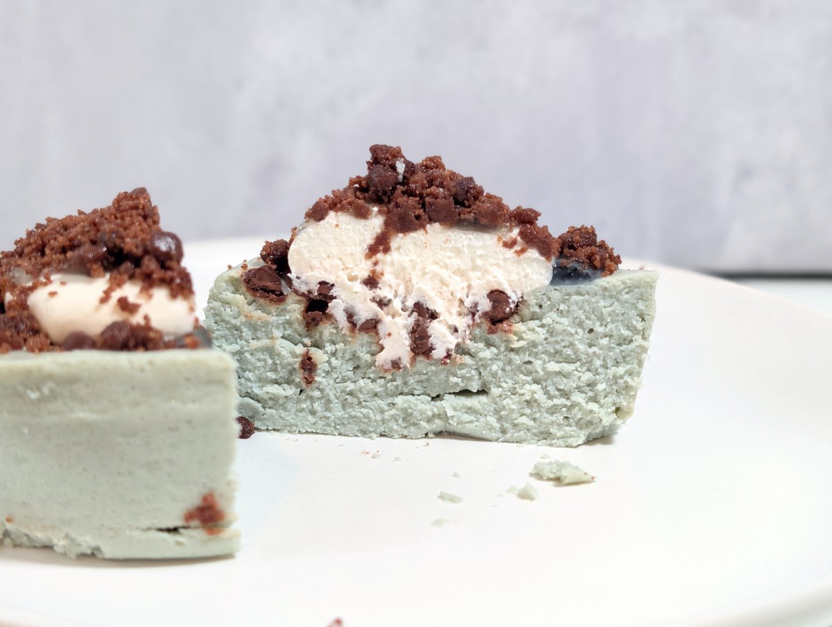 cheesecakenet's tweet photo. 成城石井で購入した「チョコミントチーズケーキ」です（税込み647円）。ミントを合わせたチーズケーキに、チョコクランブルとクリームをトッピング。ミントソースのようなものも表面に使っています。クリームチーズのコクとミントのすっきりした風味、そしてチョコのビターな味わいを楽しめます。 https://t.co/9Lii2iloEW