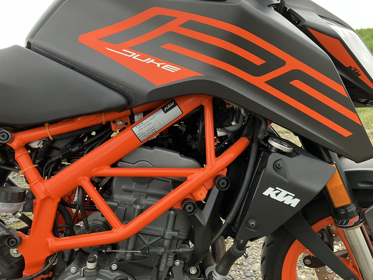wkhr_mc's tweet photo. 外見で特に好きなところ🏍️
①オレンジ色の剥き出しトラスフレーム
②爬虫類を彷彿とさせるヘッドライト
③メーターに表示される"READY TO RACE"
#125DUKE https://t.co/kMZT73y2Ss