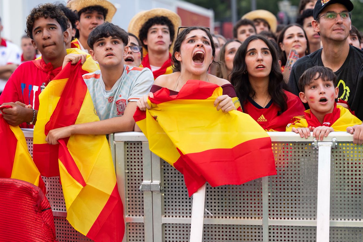 rfef's tweet photo. 💖 Donde siempre, como siempre y con los de siempre. 

📍 ¡Los partidos de nuestra @SEFutbol se disfrutan en Plaza Selección!

⏰ Os esperamos mañana, a partir de las 𝟭𝟴:𝟬𝟬 𝗵𝗼𝗿𝗮𝘀.

#VamosEspaña | #CopaMundialFIFA https://t.co/oI1d1Vv07z