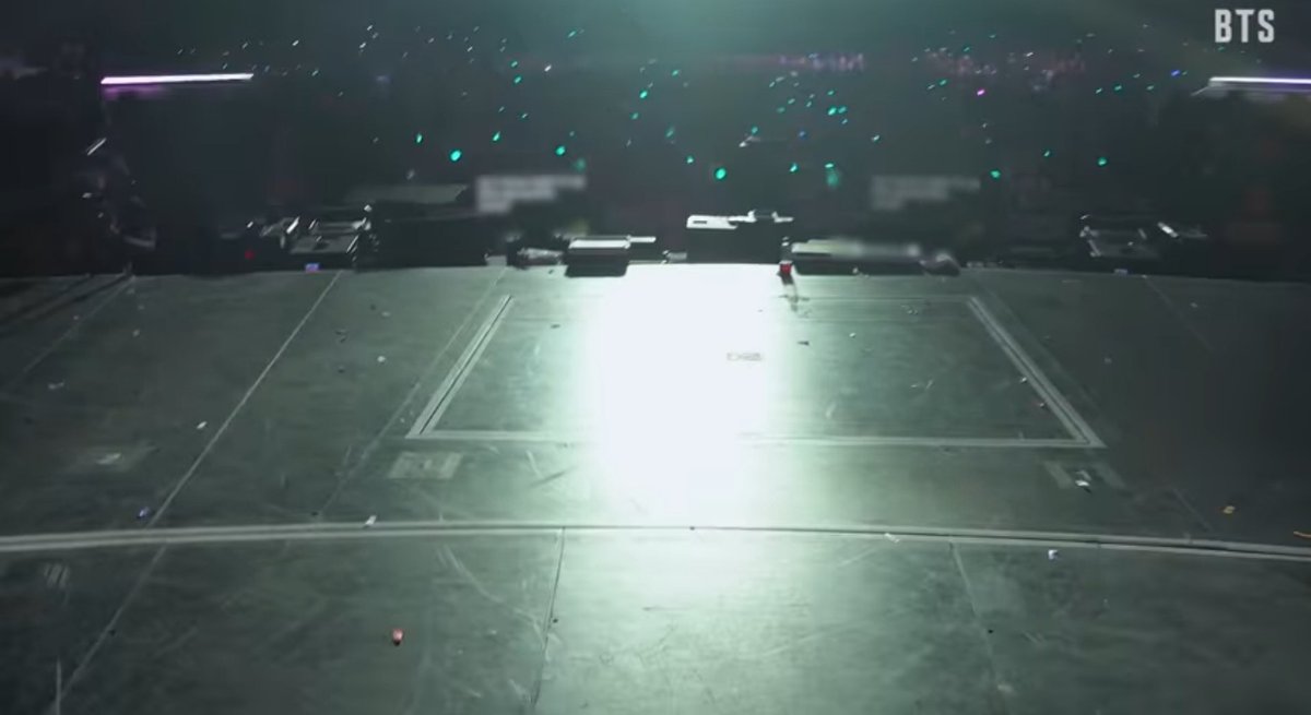 justftae's tweet photo. 👥 : omg i made a eye contact with taehyung 

taehyung's avg view: https://t.co/eWSVcS96ct
