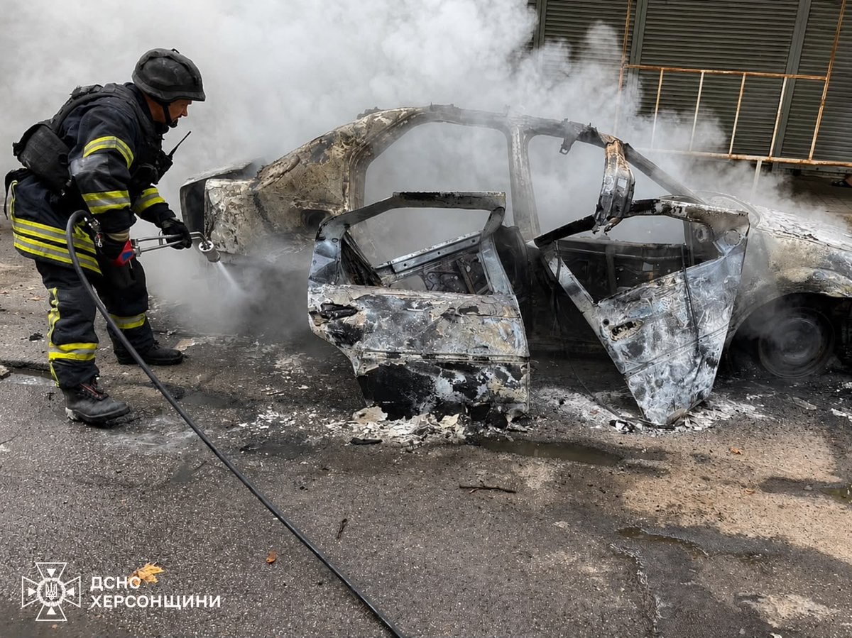 JulianRoepcke's tweet photo. Auch heute schlägt die Ukraine gezielt und innerhalb des Völkerrechts gegen kritische russische Infrastruktur zu (links), während Russland gezielt gegen unschuldige Zivilisten in der Ukraine zuschlägt (rechts).
Fünf Tote seit heute Morgen in Druschkiwka und Cherson. https://t.co/m96qQNjZKP