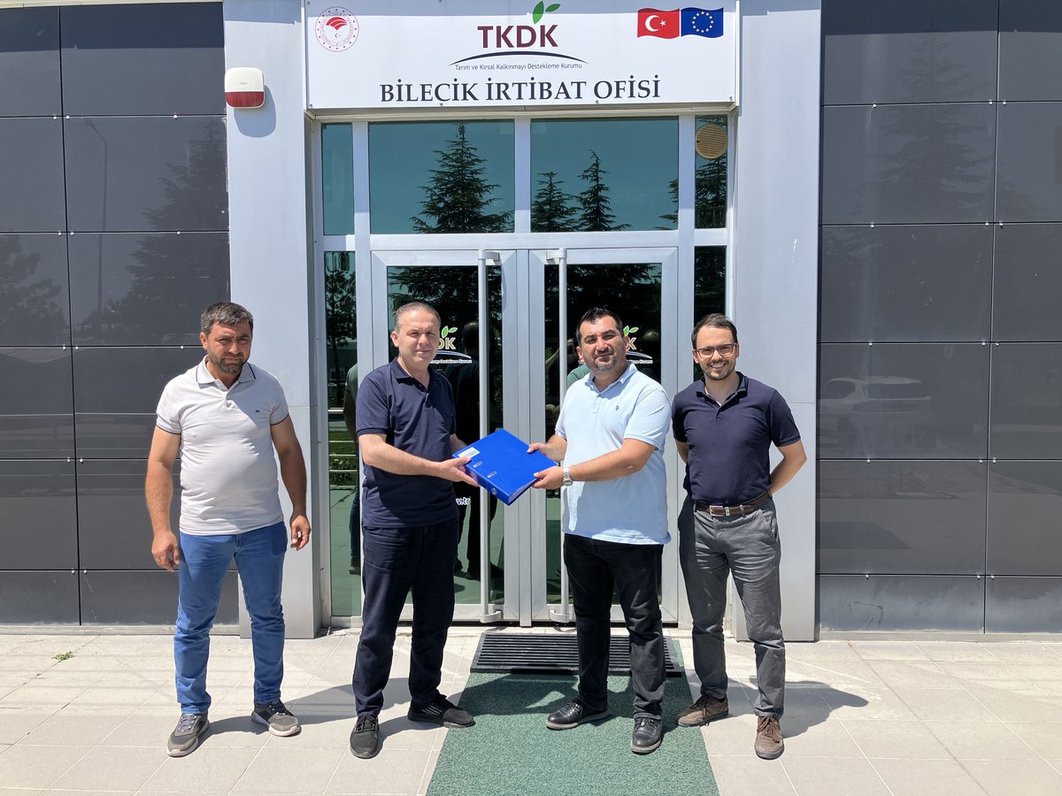 tkdkbilecik's tweet photo. Osmaneli ilçemizden S. S. Merkezi Kazancı Köyü Tarımsal Kalkınma Kooperatifi ile sözleşmemizi imzaladık.

Yatırımın %70 hibe oranıyla 12.230.741,46 TL’si kurumumuz tarafından hibe olarak ödenecektir.

Yatırımın hayırlı olmasını dileriz.

#ABKırsalınYanında #TKDK🇹🇷🇪🇺 #IPARD https://t.co/lfxnvblYVG