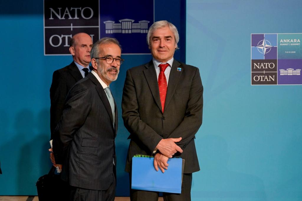 nestrangeiro_pt's tweet photo. O MNE @PauloRangel_pt participou com o Primeiro-Ministro @LMontenegro_PT e o Ministro da @defesa_pt Nacional na Cimeira da @NATO em Ancara 🇹🇷.

A NATO saiu mais forte, Portugal pela primeira vez ultrapassou a meta dos 2% de investimento em Defesa e comprometeu-se com o agregado de 3,1% para 2026. Nas reuniões dos Ministros dos Negócios Estrangeiros, destaque para a parceria ICI com o Bahrein, Kuwait, Catar e EAU e para o Conselho Ucrânia-NATO com a presença do MNE ucraniano @andrii_sybiha.