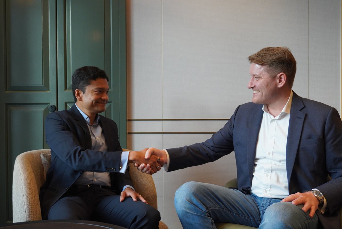 Deep_Longevity's tweet photo. We're live at #WHXBangkok 2026 🇹🇭 Day 2 is here — our CEO Deepankar Nayak is on the ground meeting healthcare leaders &amp; innovators.
Thank you @ImagineHealth for hosting Deepankar, and Henning Kalwa for the warm welcome!
Attending today? Let's talk Aging Clocks 🧬 #WHXBangkok2026 https://t.co/Pu7OaENapx