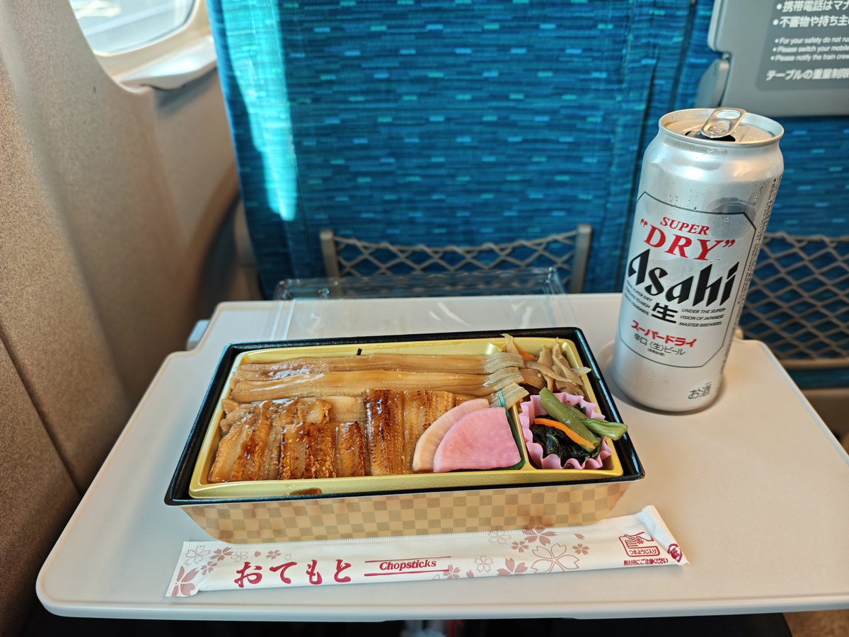 edannanne221's tweet photo. 新幹線で飲むビールは美味い https://t.co/XH6qHV0gxn