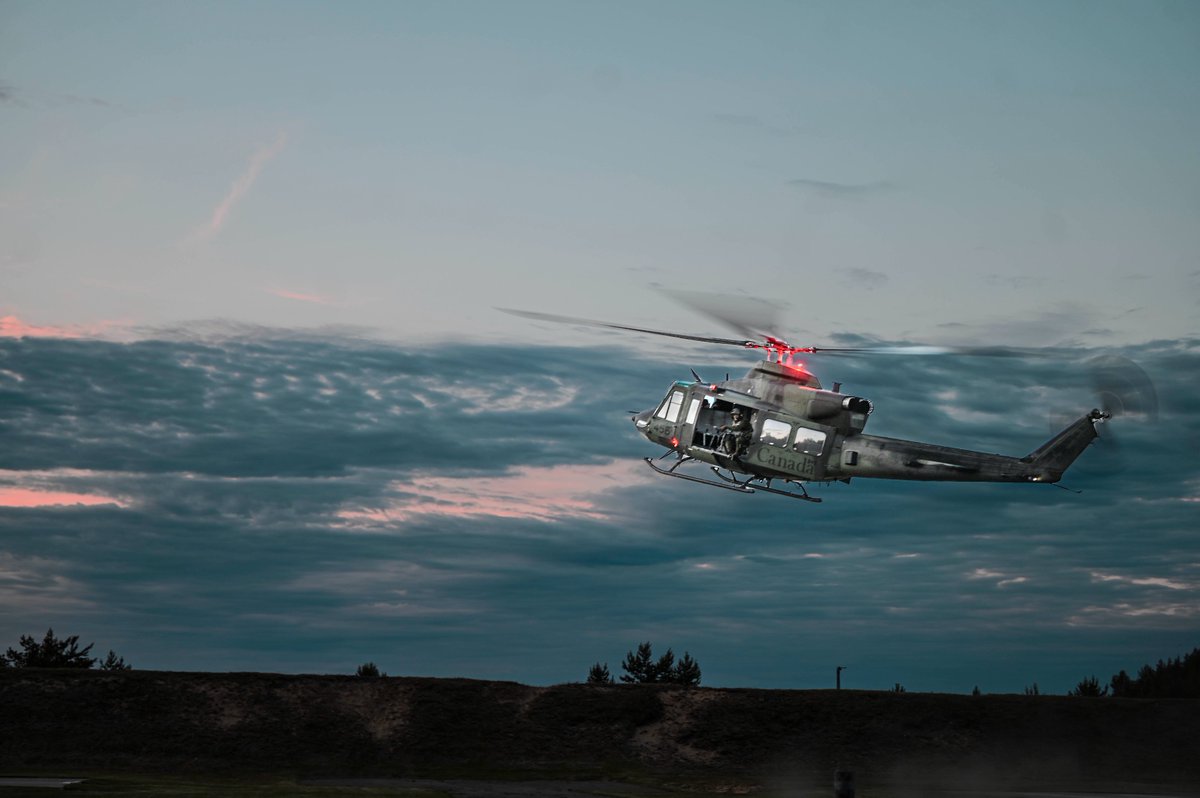 EMADmde's tweet photo. 🇱🇻 Instrucción conjunta en Letonia.
🇪🇸🇨🇦Militares españoles del contingente Flanco Este Letonia XIX han participado en un ejercicio nocturno de inserción y extracción en el helicóptero CH-146 Griffon, junto al destacamento aéreo canadiense.
🎯Este adiestramiento mantiene la capacidad de respuesta y la eficacia operativa.
 #MOPS @NATOMNBLatvia @EjercitoTierra