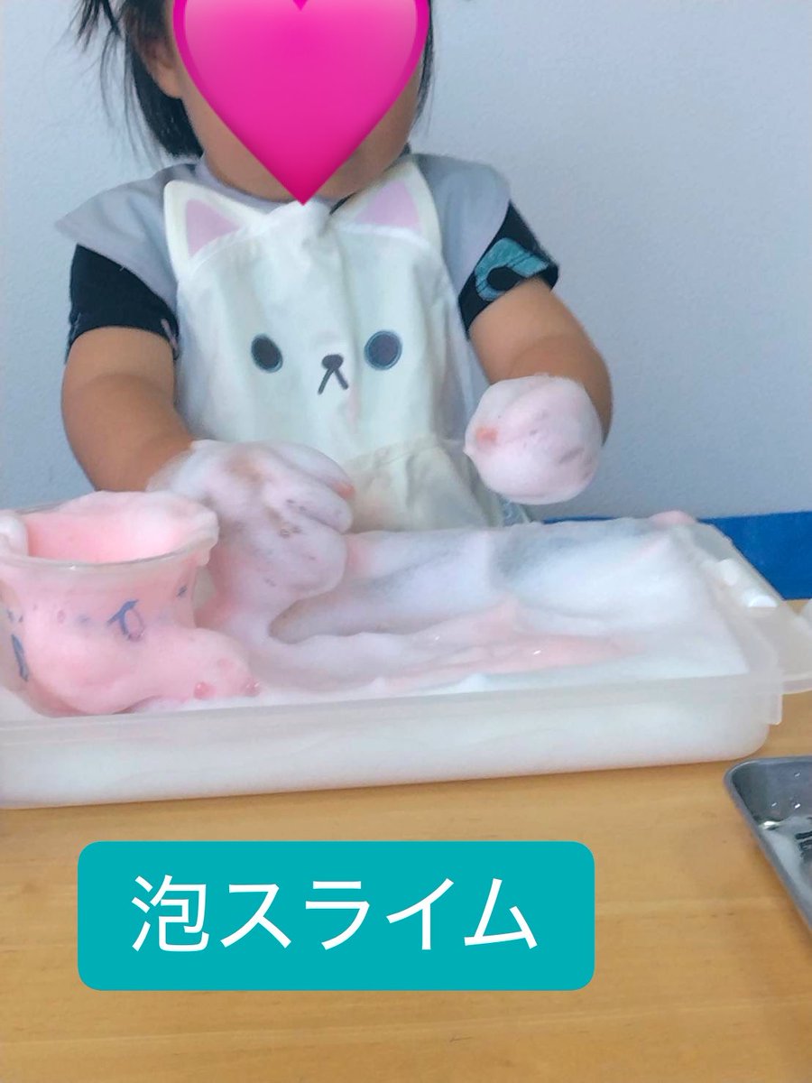 flat_mom3's tweet photo. 【今日の感触あそび】
今日は3歳の女の子と2歳の男の子が参加してくれました。

7月は泡スライム🫧モコモコの泡の感触をジーッと感じているTちゃん。ピンクやきいろの泡がマーブル状に混ざっていきます。

泡の中にスライムを入れて混ぜると…糸を引いてクモの巣みたい！ホワホワの泡スライム完成✨ https://t.co/1YgjUv4Q1w