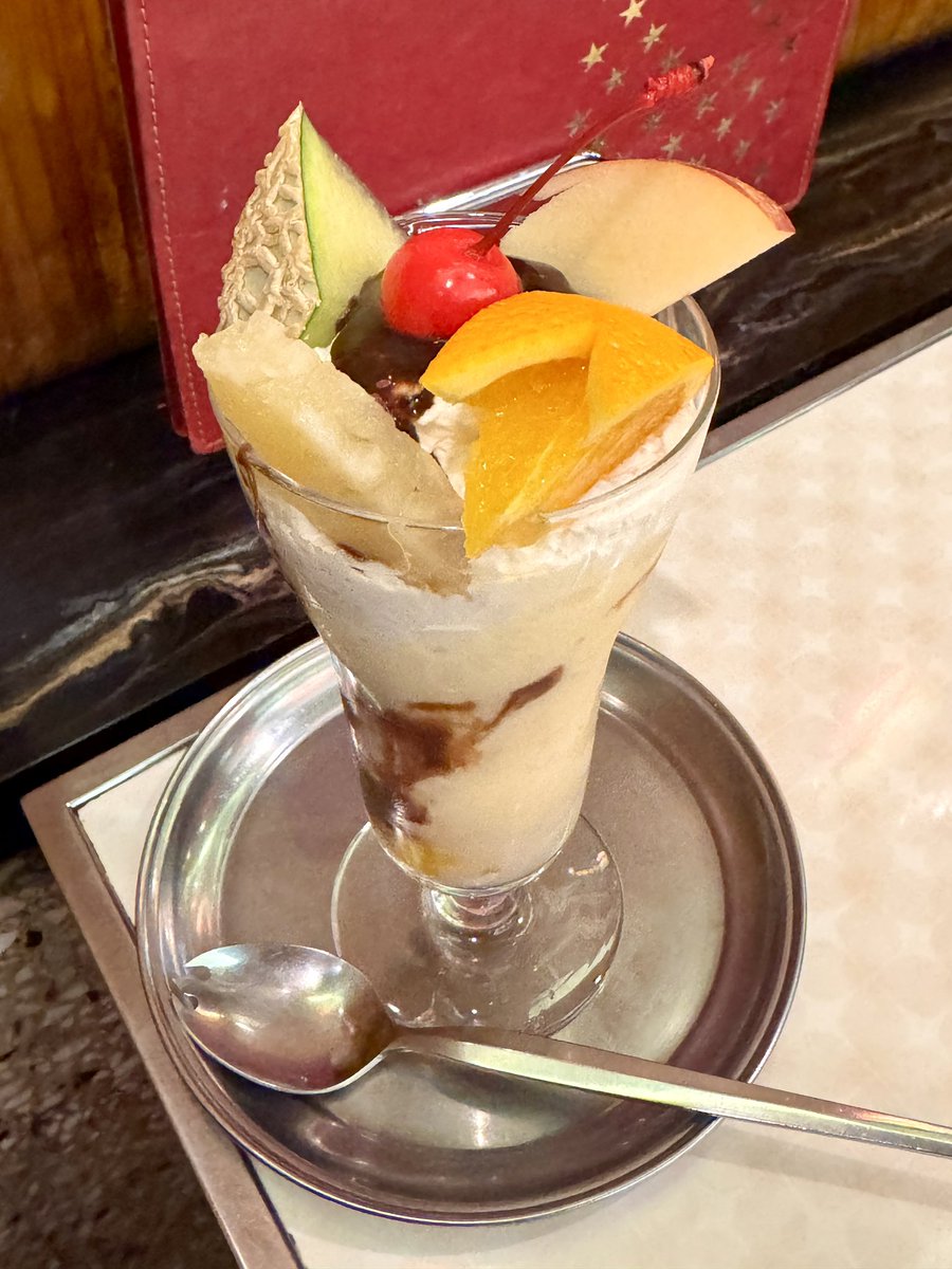 yamato160's tweet photo. 大阪に来たらこれを食え

道頓堀にある純喫茶アメリカン

戦後すぐに創業した老舗中の老舗
長年変わらない名物ホットケーキや
各フードメニューもこだわりの一品

大理石やステンドグラス、調度品
昔の純喫茶らしい幅の狭いテーブル等
贅を尽くしたレトロな内装は必見

全国でも屈指の喫茶店 https://t.co/3xTZ6M8jRF
