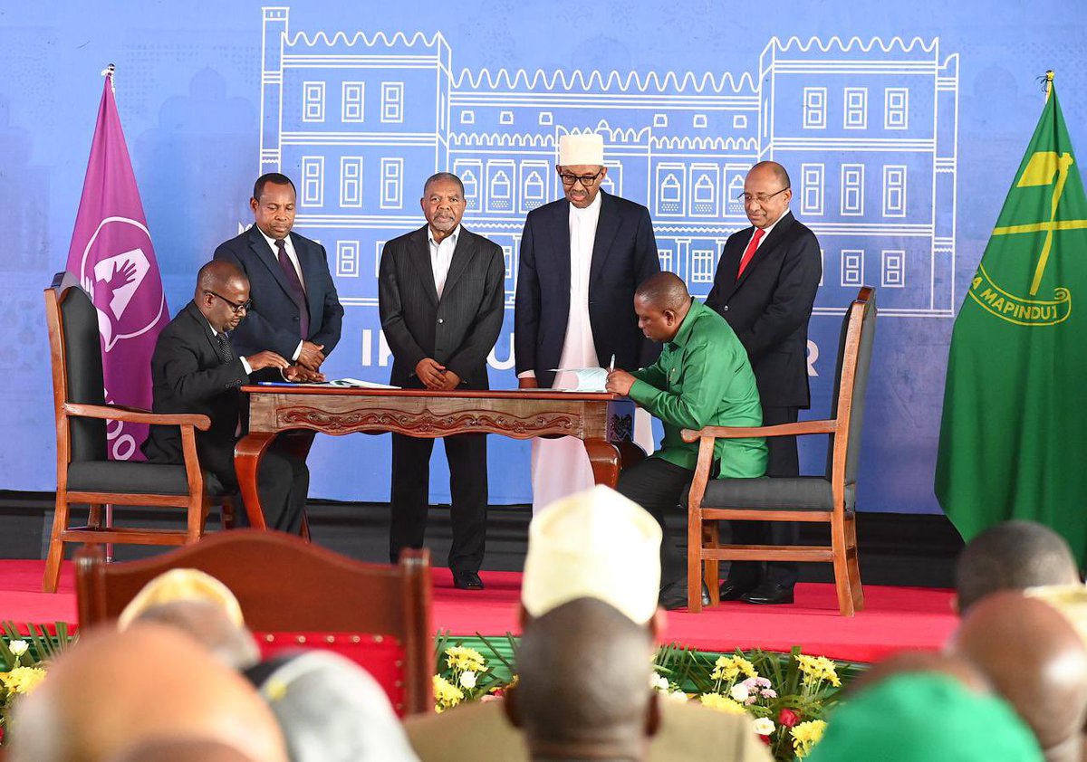 ikulumawasliano's tweet photo. Rais wa Zanzibar na Mwenyekiti wa Baraza la Mapinduzi Mhe. Dkt. Hussein Ali Mwinyi pamoja na Mwenyekiti wa Chama cha ACT-Wazalendo Taifa Mhe. Othman Masoud Othman wakishuhudia utiaji saini wa ajenda zilizokubaliwa na pande zote mbili kwa ajili ya kufanyiwa kazi baada ya Tamko la Pamoja la Muafaka wa Kisiasa baina ya Chama cha Mapinduzi (CCM) na ACT-Wazalendo, katika viwanja vya Ikulu Zanzibar tarehe 09 Julai, 2026.