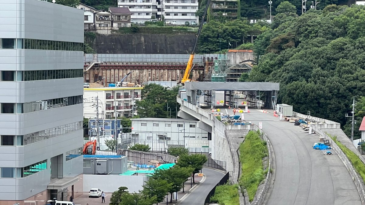 BbqSeto's tweet photo. 【広島高速5号線】整備中
本線部（温品JCT〜広島駅北口）2027年度上期完成予定
連絡路（高速2号線との接続）2028年度完成予定
🛣️料金所らしきもの　📷2026.7.8 https://t.co/WVC6xsbcsA
