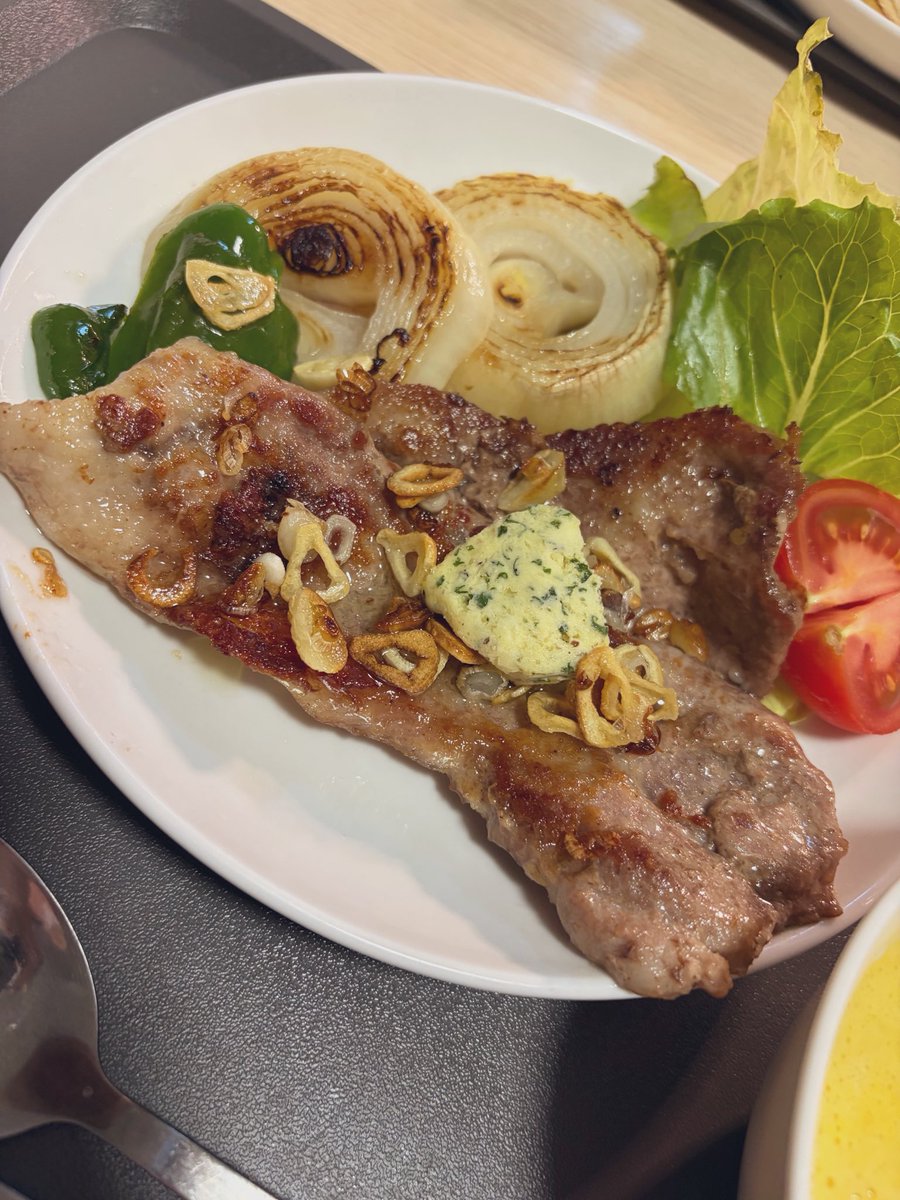 sala008145's tweet photo. 今日7/9のご飯

・ポークステーキ
・冷製パンプキンスープ
・ご飯

久しぶりのお肉です🐷
ハーブバターのおかげで、お肉は下味をするだけでもとても美味しいです♫ パンプキンスープは豆乳で作ったのでより濃厚でリピ確です👍
#晩ご飯 #ステーキ #パンプキンスープ #ご飯好き https://t.co/Xav4TilePK