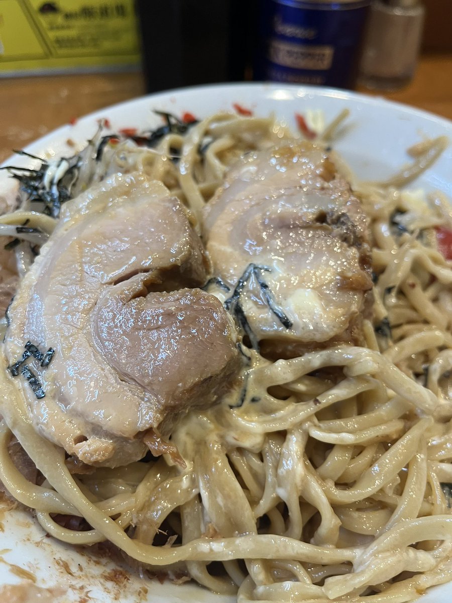 Sasakuwa's tweet photo. 昨夜に豚道場で冷やしまぜそば大盛り、ウズラ。やっぱこの店の冷やしを食べなきゃ夏は始まらない！もう見た目のボリュームが凄くてデリシャス！冷たいワシポキ麺とマヨのコラボ、そしてゴッツイけどトロける神豚！もう全てが美味すぎて食べ進める箸が止まりませーん！毎日でもたびたーい！ https://t.co/yTSYIzE4GE