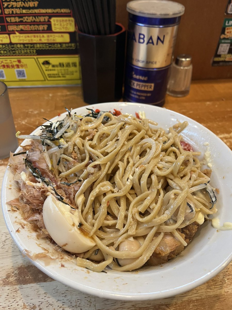 Sasakuwa's tweet photo. 昨夜に豚道場で冷やしまぜそば大盛り、ウズラ。やっぱこの店の冷やしを食べなきゃ夏は始まらない！もう見た目のボリュームが凄くてデリシャス！冷たいワシポキ麺とマヨのコラボ、そしてゴッツイけどトロける神豚！もう全てが美味すぎて食べ進める箸が止まりませーん！毎日でもたびたーい！ https://t.co/yTSYIzE4GE