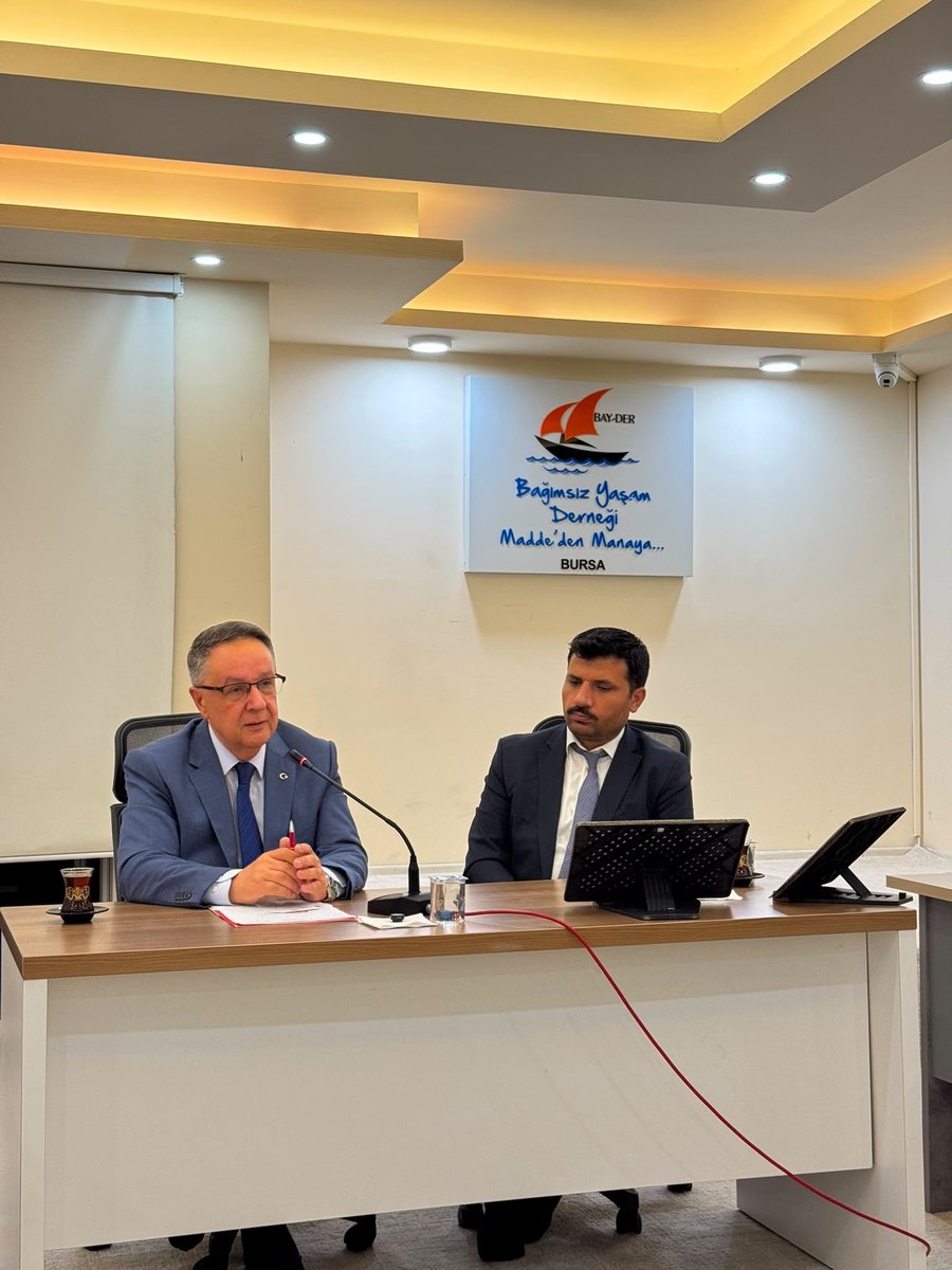 AlfatlEkrem's tweet photo. Bursa Bağımsız Yaşam Derneği’ni ziyaret ederek Dernek Başkanımız Sayın Yakup Aişeoğlu, değerli yönetimi ve bağımlılıkla mücadele sürecini başarıyla tamamlayan kardeşlerimizle bir araya geldik.

Bağımlılıktan kurtularak yeni bir başlangıç yapan kardeşlerimize sertifikalarını takdim etmenin mutluluğunu yaşadık. Her biri; güçlü iradeleri, azimleri ve hayata yeniden tutunma kararlılıklarıyla hepimize umut verdi.

Bağımlılıkla mücadele konusunda özveriyle çalışan Bursa Bağımsız Yaşam Derneği’ne, Dernek Başkanımız Sayın Yakup Aişeoğlu’na, yönetim kuruluna ve emeği geçen herkese gönülden teşekkür ediyor; çalışmalarında başarılar diliyorum.

Rabbim, bağımlılıkla mücadele eden tüm kardeşlerimize güç ve kuvvet versin, yeniden başlayan hayatlarında yollarını ve bahtlarını açık eylesin.