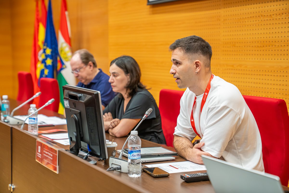 unirioja's tweet photo. 📸| Ya está en marcha el tercer congreso internacional de jóvenes investigadores en Historia Contemporánea 'Márgenes', que hasta el 10 de julio ha visibilizado algunas de las de líneas de trabajo de jóvenes investigadores en Historia Contemporánea
#CienciasHumanasUR #GIHNT

Toda la información del congreso está aquí⬇️
https://t.co/2Yc9hPczlG