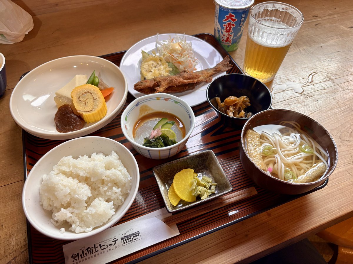 ryo_spooon's tweet photo. 夕食。

アマゴの唐揚げが美味すぎる😋
2度揚げしてあるからサクサクだし、頭から尻尾まで全部食べれる。
美味しすぎて酒が進む。。

飲み物はクラフトビールと先日の長野で買ってきた「大雪渓」。 https://t.co/hvdlZc7obp