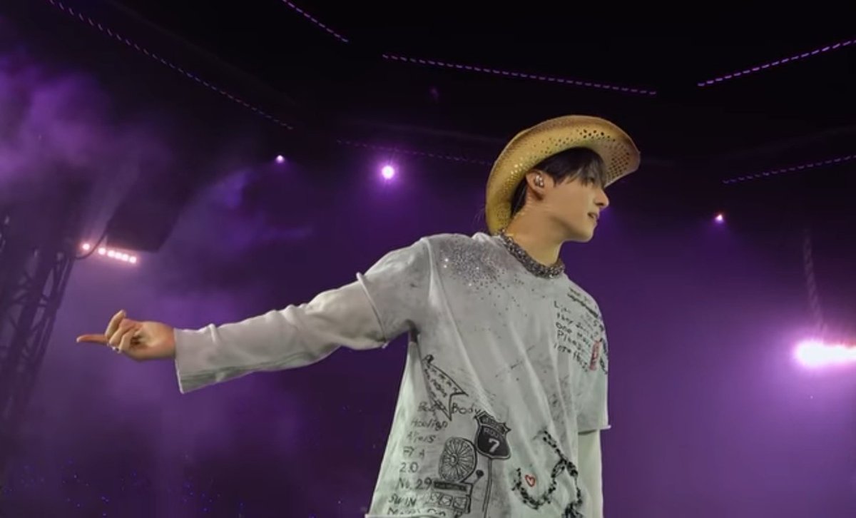 snowflake_tk's tweet photo. taehyung's mission while recording dynamite and dancing at the same time: capturing jungkook as best as he can. https://t.co/rddixSkjkS