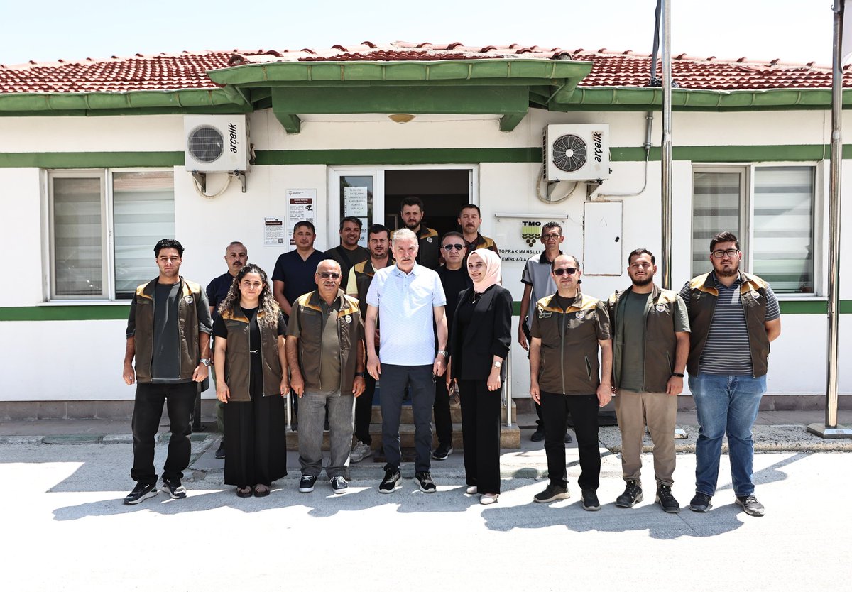 Ahmet_Guldal's tweet photo. 📍 Afyonkarahisar Başmüdürlüğümüze bağlı Emirdağ Ajans Amirliğimizi ziyaret ettik.

🌾 Bu yıl bereketli geçen yağışların ardından hasat sezonunun özellikle iç bölgelerimizde hız kazanmasıyla birlikte, Kurumumuza yoğun ürün arzı gercekleşiyor. Ziyaretimiz sırasında bir araya gelerek sohbet etme fırsatı bulduğumuz üreticilerimizden aldığımız bilgiler, verim oranlarının öngördüğümüz seviyelerde ve oldukça yüksek olduğunu gösteriyor.

🤝 Bu vesileyle; alın teri ve emeğiyle ülkemizin üretim gücüne güç katan kıymetli üreticilerimize, özveriyle görev yapan değerli çalışma arkadaşlarıma teşekkür ediyor, hasat sezonunun tüm üreticilerimiz için bereketli ve hayırlı olmasını diliyorum.