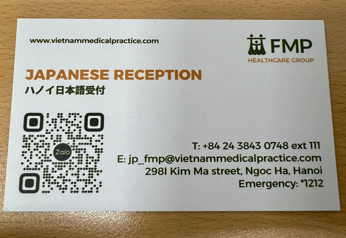 dr_hurry's tweet photo. 🚑 海外でお子さんが夜中にけいれんしたら、どこへ電話しますか？🚑

先日、夜間にハノイで、1歳のお子さんがけいれんを起こし、当院（FMP Hanoi）に救急搬送の依頼がありました。

ご家族は、どこに連絡すればよいか分からず、会社や保険アシスタンス会社に連絡するなど紆余曲折を経て、当院へご連絡くださいました。その時点で、けいれんが始まってから約20分が経過していました。

私は小児科医として医師同乗の救急車（ドクターカー）に乗り込み、ご自宅へ向かいました。けいれんが始まってから約45分後に到着した時には、けいれんは止まっていましたが、まだ意識が十分戻っていない状態でした。その後、当院へ搬送し、経過観察目的で入院となりました。幸い後遺症なく、翌日には元気に退院されました。

日本では119番通報後、全国平均で約10分で救急車が到着します。しかし、海外では事情が大きく異なります。

ベトナムにも115がありますが、ベトナム語での対応が基本で、外国人にとっては利用のハードルが高いのが現状です。

海外にお住まいの方は、「夜中に子どもが急変したら、どこへ連絡するか」を、ご家族で一度確認しておくことをおすすめします。

ハノイでは、FMP Hanoiが24時間対応の医師同乗救急車を3台運用しています。緊急時は名刺に記載の電話番号やZalo、またはホットライン（＊1212）へご連絡ください。

「いざ」という時は突然やってきます。
ぜひ今のうちに、ご自身やご家族のスマートフォンへ緊急連絡先を登録しておいていただければと思います。🙇