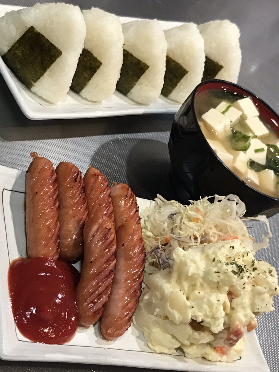 sense_kabu's tweet photo. 今日はシャウエッセン&amp;ポテサラのおにぎり定食を食べました。おいしかったです。 https://t.co/qxDViUgq5y