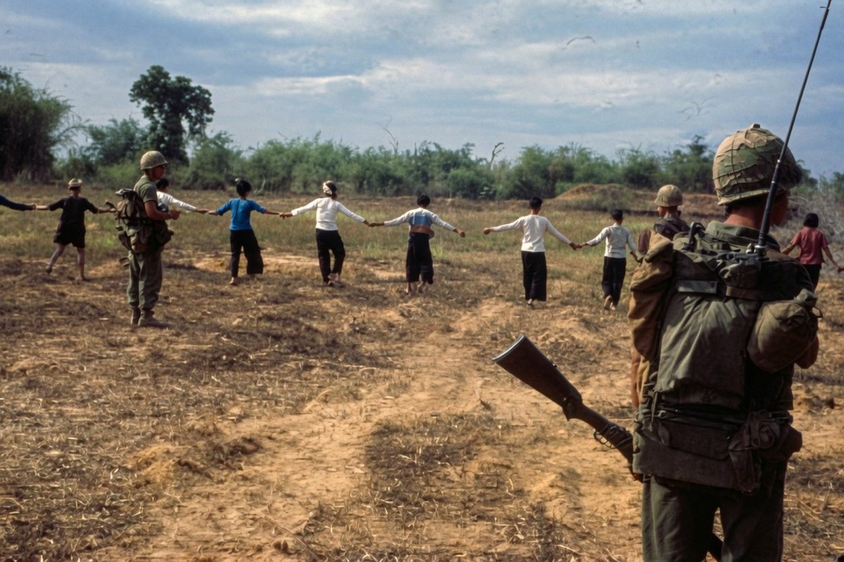 DaniMayakovski's tweet photo. Aldeanos vietnamitas son usados como escudos humanos por el ejército imperialista de Estados Unidos, para detectar minas en un campo cerca de Da Nang.

Vietnam, marzo de 1966.

Así llevó EEUU la "democracia" a Vietnam, usando a los vietnamitas como detectores de minas humanos. https://t.co/3O6X71gocR
