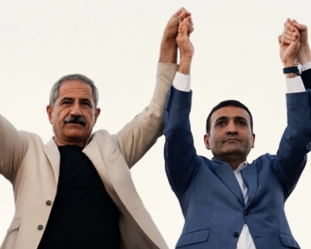 ErcanAkpolat1's tweet photo. Yol arkadaşım İnan Güney'in tahliye edildiği haberini büyük bir sevinçle öğrendim.
Bu karar, ailesi, sevenleri ve adaletin yeniden yeşereceğine inanan milyonlar için umut olmuştur.
Bizler, halkın iradesiyle görev üstlenmiş belediye başkanları olarak hukukun üstünlüğüne, demokrasiye ve adalete olan inancımızı hiçbir zaman kaybetmedik. Bugün yaşanan bu gelişmenin, özgürlüklerinden mahrum bırakılan tüm seçilmişler için de umut olmasını diliyorum.
İnan Başkan'a geçmiş olsun dileklerimi iletiyor, halkına kaldığı yerden hizmet edeceği günlerin en kısa sürede gelmesini temenni ediyorum.
Adalet er ya da geç yerini bulacaktır.

Ali Ercan Akpolat Silivri 9 Nolu Cezaevi