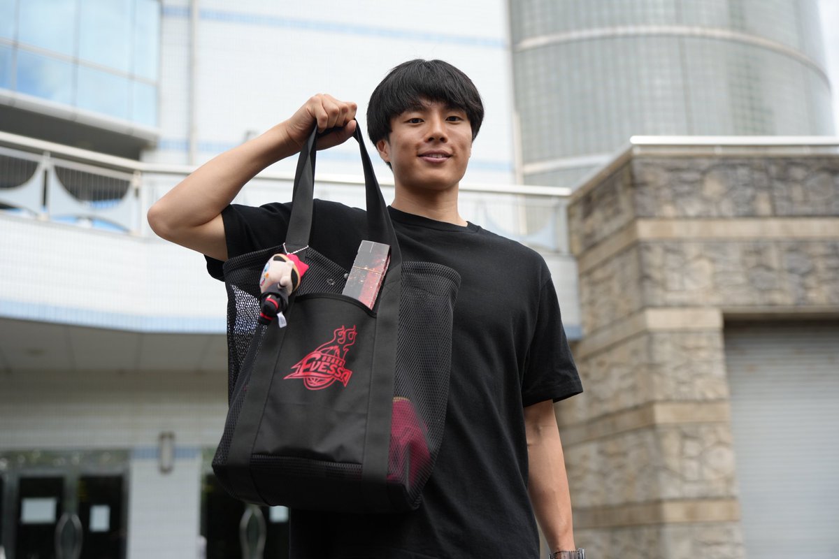 osakaevessa's tweet photo. ────────────
ゴールド会員限定特典👑
メッシュトートバッグ🛍️
────────────

公式ファンクラブ『CLUB EVESSA』のゴールド会員限定特典「メッシュトートバッグ」は、内外のポケットで小物の整理がしやすく、ハリセンの持ち運びなど観戦日にも活躍まちがいなし🙌
缶バッジやキーホルダーをつけて、オンリーワンなトートバッグを作りましょう☝️

ゴールド会員は750名さま限定🚨
さらに、7/12(日)までの早期入会で限定ナップサックをプレゼント🎁

2026-27「CLUB EVESSA」
▶️ https://t.co/vB3hgwwrSL

#大阪エヴェッサ #CLUBEVESSA