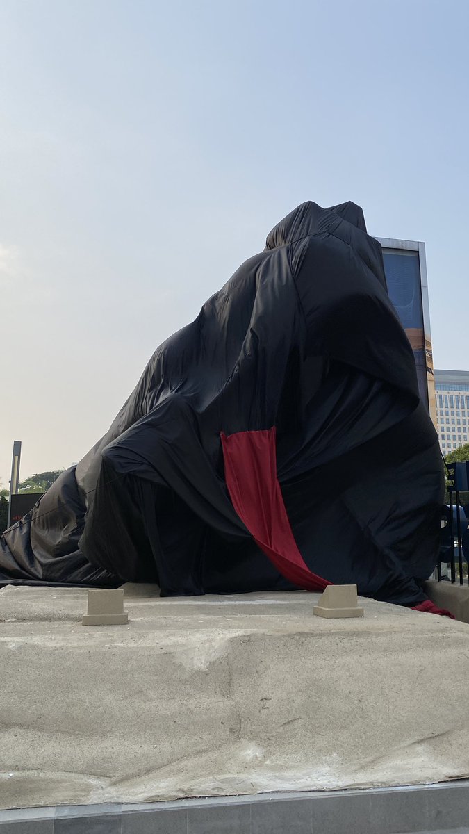 HabisNontonFilm's tweet photo. Ada patung THE ODYSSEY gede di Senayan City.

Bisa tebak kira-kira isinya apa? 🤔 https://t.co/mlJT1NEl9X