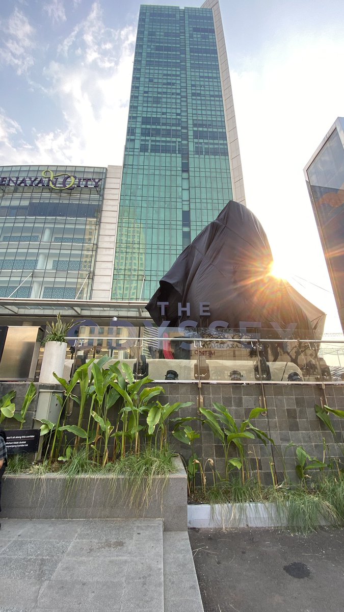 HabisNontonFilm's tweet photo. Ada patung THE ODYSSEY gede di Senayan City.

Bisa tebak kira-kira isinya apa? 🤔 https://t.co/mlJT1NEl9X