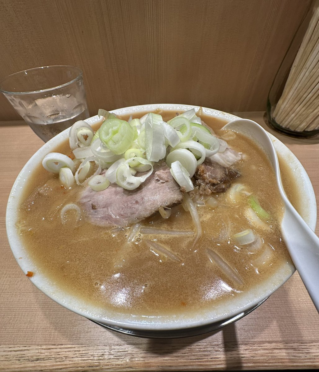 takepokke's tweet photo. 今日は新宿区でお仕事

お昼は『#札幌六坊』で 
味噌ラーメンをいただきました🍜

このお店は私の好きな『渡なべ』の系列店💡

炒めた野菜が味噌に溶け込んだ芳醇なスープ

麺はちぢれの少し硬め食感

洗練された大人の一杯でした✨

ごちそうさま🙏

#新宿　#味噌ラーメン https://t.co/RQv1Azsoo7
