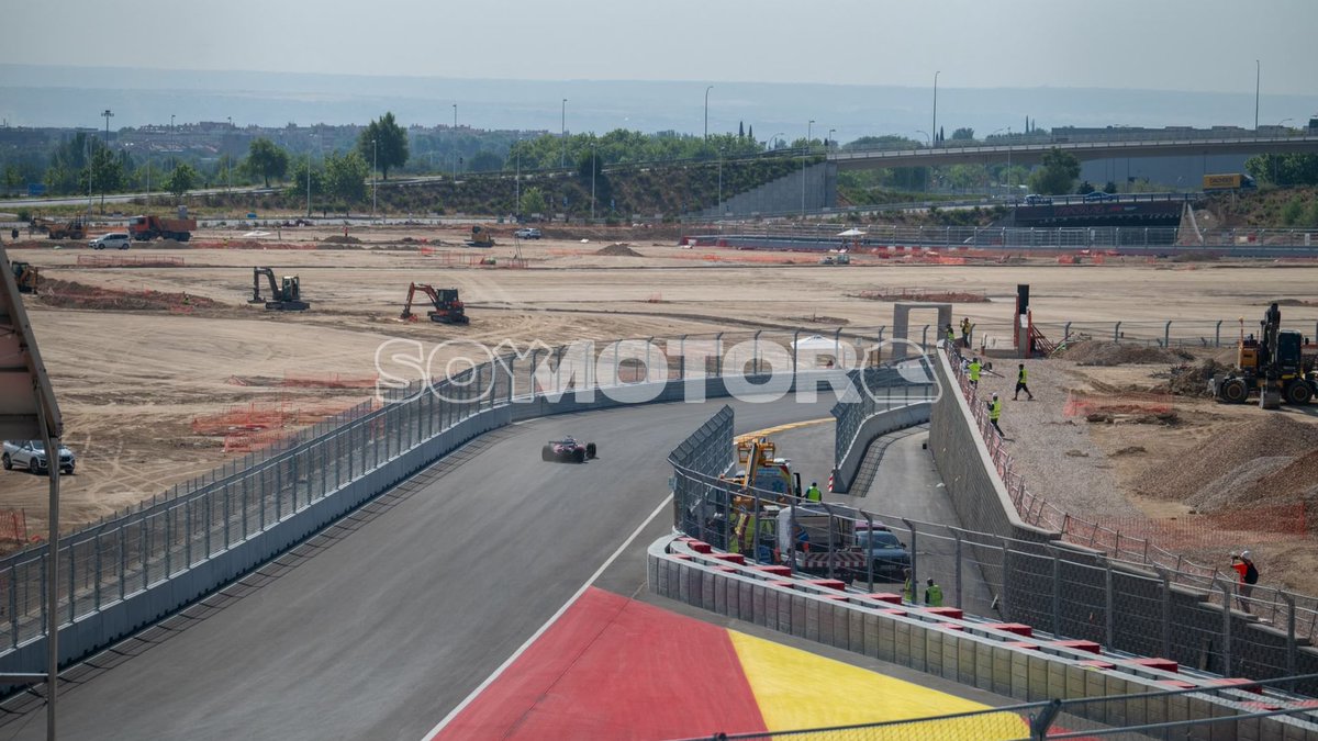 SoyMotor's tweet photo. 👷Los primeros aficionados de Madring son... ¡los obreros!

🏗️Mientras Leclerc rueda con el SF-26, las obras no paran

#F1 https://t.co/Z8raK42Rlx