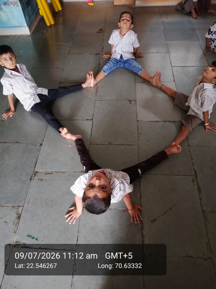 Tankaraicds's tweet photo. ICDS ઘટક ટંકારા 
સેજો : નેકનામ 
આ. વા કેન્દ્ર: જોધપર ઝાલા 
આંગણવાડી ના બાળકોને પૂર્વ પ્રાથમિક શિક્ષણ અંતર્ગત યોગ અને સ્વાસ્થ્યને લગત હળવી કસરતો કરાવતા આંગણવાડી કાર્યકર. https://t.co/UDkNRpSjlv