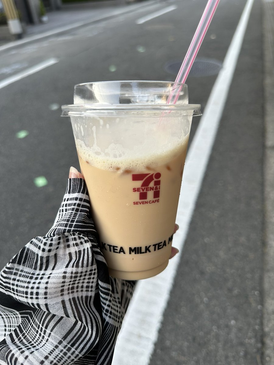 yunosuke0_0's tweet photo. セブンのミルクティーおいしいすき https://t.co/G02r7QVAmp