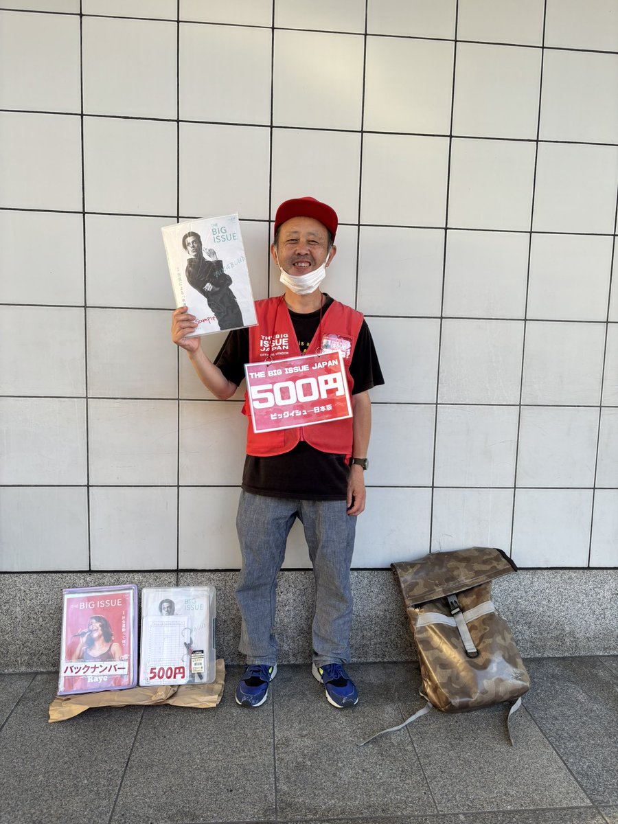 kirari69akira's tweet photo. なーんとっ！大井町でイトウさんに遭遇！今日は大井町で20時ぐらいまで販売するそうです。ソケリッサ！ファンもぜひぜひ！5東急線の改札を出てヨーカドーに向かう横断歩道の手前で販売中！わずかな時間だけど売れるといいなあ。
赤いベストと帽子を探してね

#ビッグイシュー 
#ヤングブラッド
#Raye https://t.co/RbxtSFr1Wz