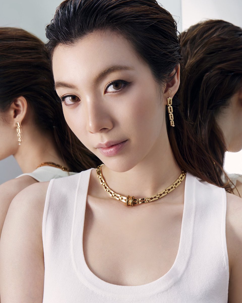 VogueThailand's tweet photo. #VogueBijoux BVLGARI @Bulgariofficial เปิดตัวแคมเปญใหม่ของคอลเล็กชั่น ‘B.zero1’ มาพร้อมกับจิวเวลรีดีไซน์ใหม่ ที่ต่อยอดจากคอลเล็กชั่นไอนิกของ #Bvlgari ให้โมเดิร์นและสวมใส่ได้ในชีวิตประจำวันมากยิ่งขึ้น ถ่ายทอดโดย ‘ออม-กรณ์นภัส’ Friend of the House ร่วมด้วย 'มาย-ภาคภูมิ', ‘นาย-ณภัทร’, ‘วิว-เบญาภา‘ และ ‘ออฟ-จุมพล’ โดยไฮไลต์ของปี 2026 คือการเปิดตัวผลงานใหม่รวม 9 ชิ้น ตั้งแต่กำไล ’B.zero1‘ ดีไซน์ใหม่ที่ผสานเส้นสายสถาปัตยกรรมเข้ากับโครงสร้าง ‘Tubogas’ พร้อมตัวล็อกแบบซ่อนเพื่อความเรียบเนียนและยืดหยุ่นในการสวมใส่ ไปจนถึงจี้ demi-pavé และต่างหูห่วงคลาสสิกที่ตีความซิกเนเจอร์ของคอลเล็กชั่นใหม่ให้มีสัดส่วนบางเบาและโมเดิร์นยิ่งขึ้น แต่ยังคงเอกลักษณ์ของแถบเกลียวอันเป็นแรงบันดาลใจจากโคลอสเซียมแห่งกรุงโรม

VDO & Photo: Courtesy of BVLGARI