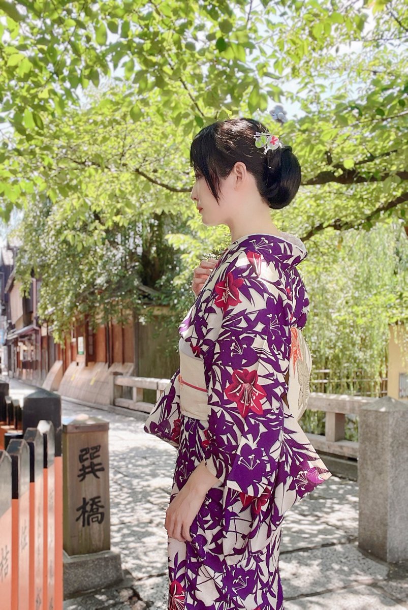 jadorevinrouge's tweet photo. 7月になったので、うちわの花かんざしを着けて鱧を食べに京都へ

今日は百合づくしコーデ👘
街中の至るところに祇園祭の飾りがあって眺めながら歩くのが楽しかったです😊

サスペンスドラマの定番ロケ地、巽橋にて📸

#着物コーディネート
#アンティーク着物 https://t.co/dQtKFt6Ic3