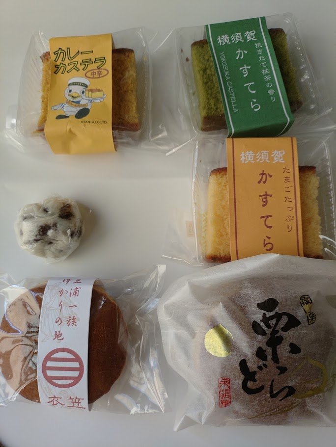 kaitak1's tweet photo. 今日は所用のため、横須賀方面へ出かけていました。
所用の前に衣笠の永治堂さんへ。
#艦これ コラボのことを聞いてみましたが、今は実施していないとのこと🥲。カステラ、どら焼き、吹雪を購入。カレーカステラは甘さと辛さが同居していて斬新!
#はいふり 10周年コラボでポストカードを頂きました。 https://t.co/HjBgjmCc8x