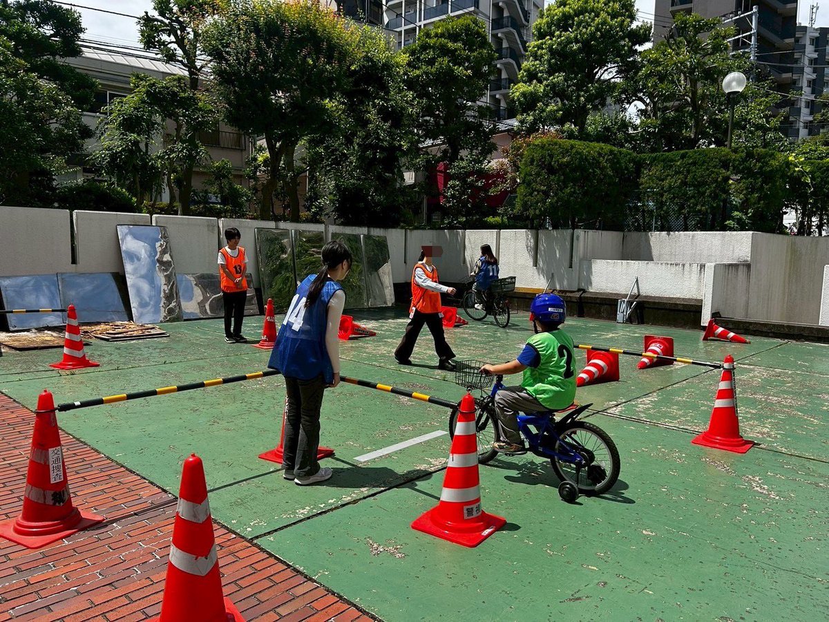 atom_c_wt's tweet photo. 【活動報告】
6/6(土)に行われた自転車教室の活動報告です！

早稲田大学17号館前の広場で小学生向けに自転車ルールを教えるイベントです😊

私たちは警察の自転車教室の補助役と交通安全クイズ出題を行いました！
子どもたちはすごく元気に、楽しんで学んでいる様子でした✨
#アトム通貨 #早稲田大学 https://t.co/V2ybUEZDgR