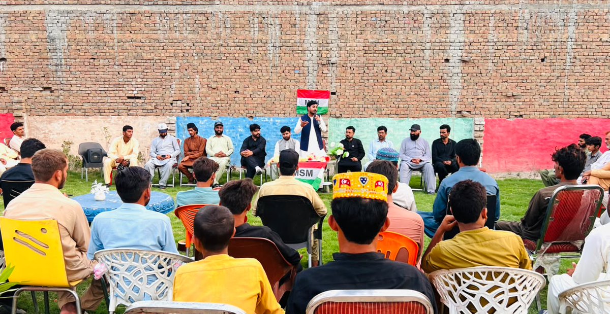 MSMPakistan_'s tweet photo. جھنگ: اسامہ مشتاق مرکزی جنرل سیکرٹری MSM پاکستان کی مصطفوی سٹوڈنٹس موومنٹ تحصیل احمد پور سیال کے زیر اہتمام ورکرز کنونشن میں شرکت و گفتگو
شرکاء سے خطاب کرتے ہوئے اسامہ مشتاق کا کہنا تھا کہ مصطفوی سٹوڈنٹس موومنٹ تین جہتوں پر کام کرتی ہے، فروغ عشق رسول ﷺ، شخصیت سازی اور استحکام پاکستان۔ اس کے علاوہ ان کا کہنا تھا کہ آجکا نوجوان مایوسی کا شکار ہے،جو قومیں اپنے نظریے سے ہٹ جاتی ہیں وہ مٹی میں مل جاتی ہیں۔نوجوان علم کو اپنی طاقت بنائیں۔ علم ہی وہ طاقت ہے جو آپ کی شخصیت، معاشرے کی تعمیر اور امت کی ترقی کی بنیاد بنتا ہے۔ آج کا طالب علم قلم کو اپنی شناخت تحقیق کو اپنا مزاج کردار کو اپنی پہچان اور خدمت خلق کو اپنی منزل بنائے۔
کنونشن میں یاسر کھوسہ صدر MSM سندھ نے بھی خطاب کیا۔ اس موقع پر اسامہ یعقوب صدر MSM ڈسٹرکٹ جھنگ، محمد عرفان جنرل سیکرٹری MSM ڈسٹرکٹ جھنگ، خضر حیات خان صدر MSM احمد پور سیال، مدثر بلوچ جنرل سیکرٹری MSM تحصیل احمد پور سیال، قاری محمد اقبال، برکت خان قادری، فرحت خان سمیت کثیر تعداد میں طلبہ نے شرکت کی۔
۔
۔
۔
#StudentsConvention #MSMPakistan #MSMCentralPunjab #MSMJhang