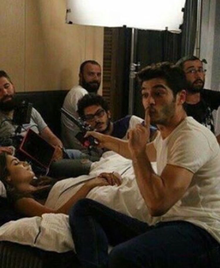 _beingethereal's tweet photo. I want to know the story behind this BTS shot.😂
#HandeErçel #BurakDeniz #HayMur #HayBur #AşkLaftanAnlamaz https://t.co/fxKmNC84Jz