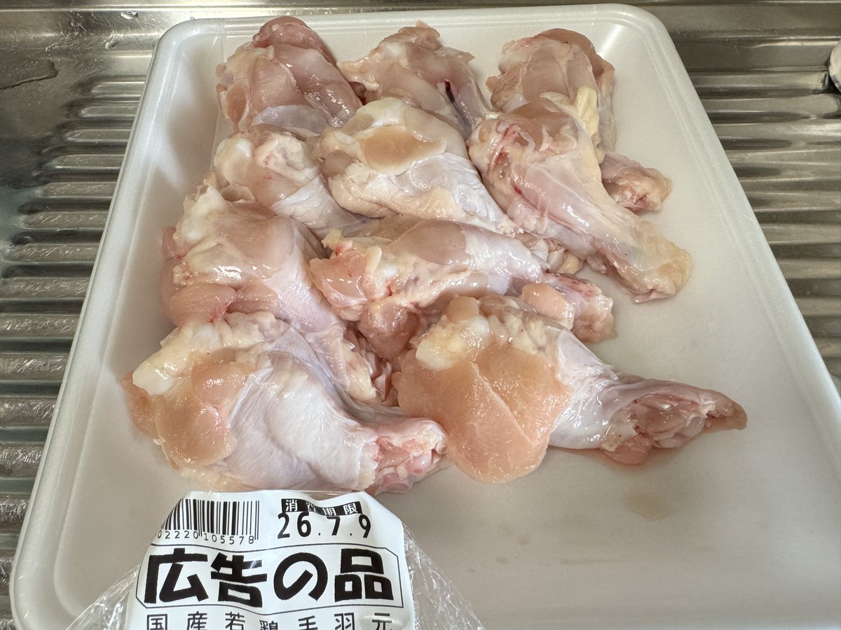 ohsuka's tweet photo. 福島県で天下を獲ったヨークベニマル🕊️ですが、何やら雲行き☁️が怪しい…🤨

☑ スプーン🥄割りばし🥢購入者の申出が必須
☑ サッカー台のセロハンテープ撤去
☑ レジ袋は価格2倍に値上げ📈他も値上げ
☑ 肉🥩に敷くドラキュラマット🧛が時々無い

スーパー業界も大変だな…。原因はロピアとドンキ？🧐 https://t.co/nZjwz2DIdr