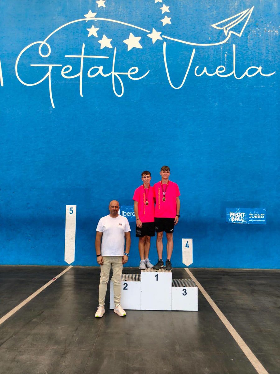 DeporteGetafe's tweet photo. El concejal de Deportes, Francisco Javier Santos, asistió el domingo a la entrega de trofeos del Gran Premio Nacional de #Frontenis de #Getafe que @fepelota celebró el pasado fin de semana en el Polideportivo "Juan de la Cierva"
🏆🇪🇦🎾🔝
#Deporte #DeporteenGetafe #Frontón https://t.co/c0sBZmblD1