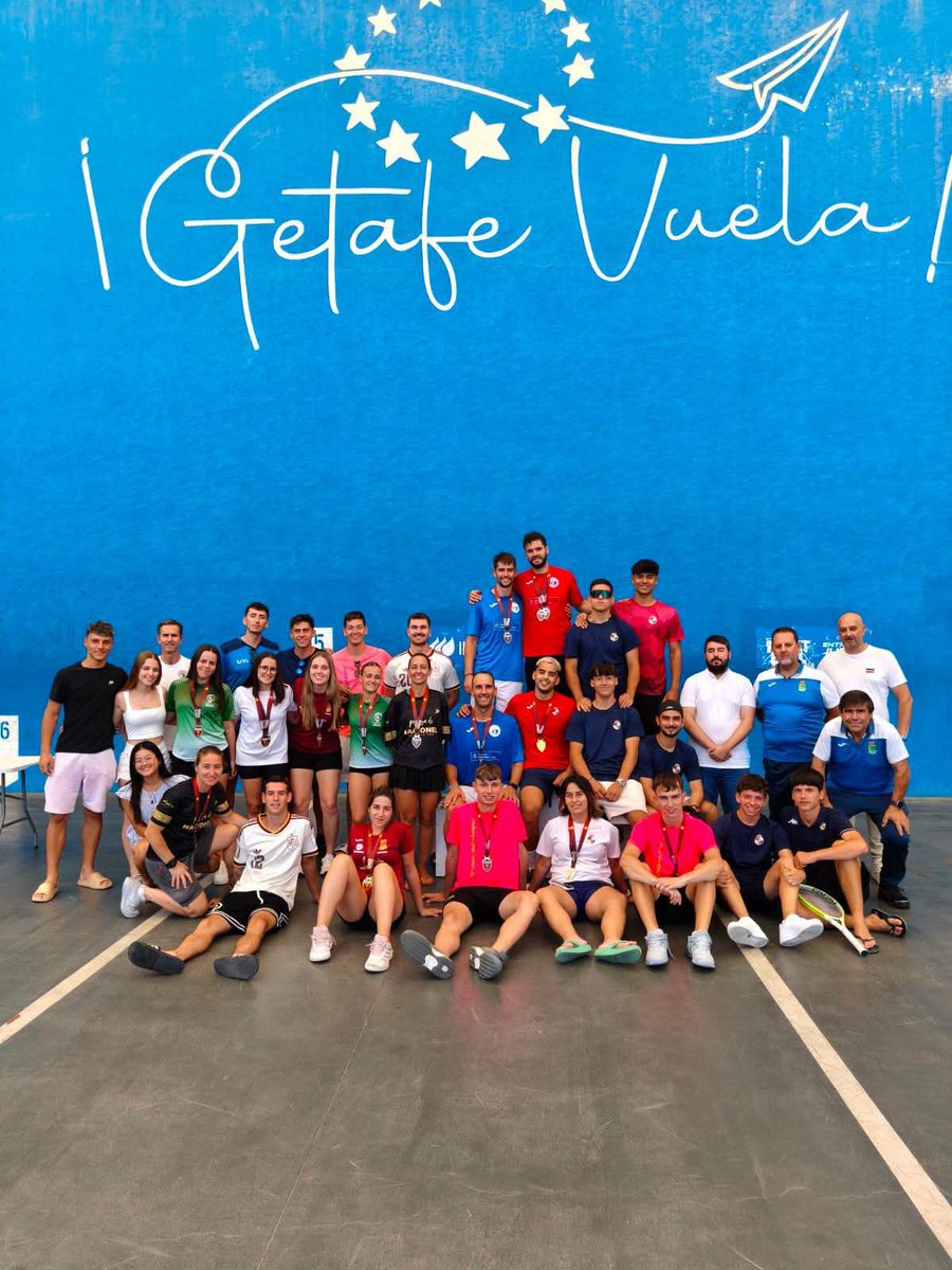 DeporteGetafe's tweet photo. El concejal de Deportes, Francisco Javier Santos, asistió el domingo a la entrega de trofeos del Gran Premio Nacional de #Frontenis de #Getafe que @fepelota celebró el pasado fin de semana en el Polideportivo "Juan de la Cierva"
🏆🇪🇦🎾🔝
#Deporte #DeporteenGetafe #Frontón https://t.co/c0sBZmblD1