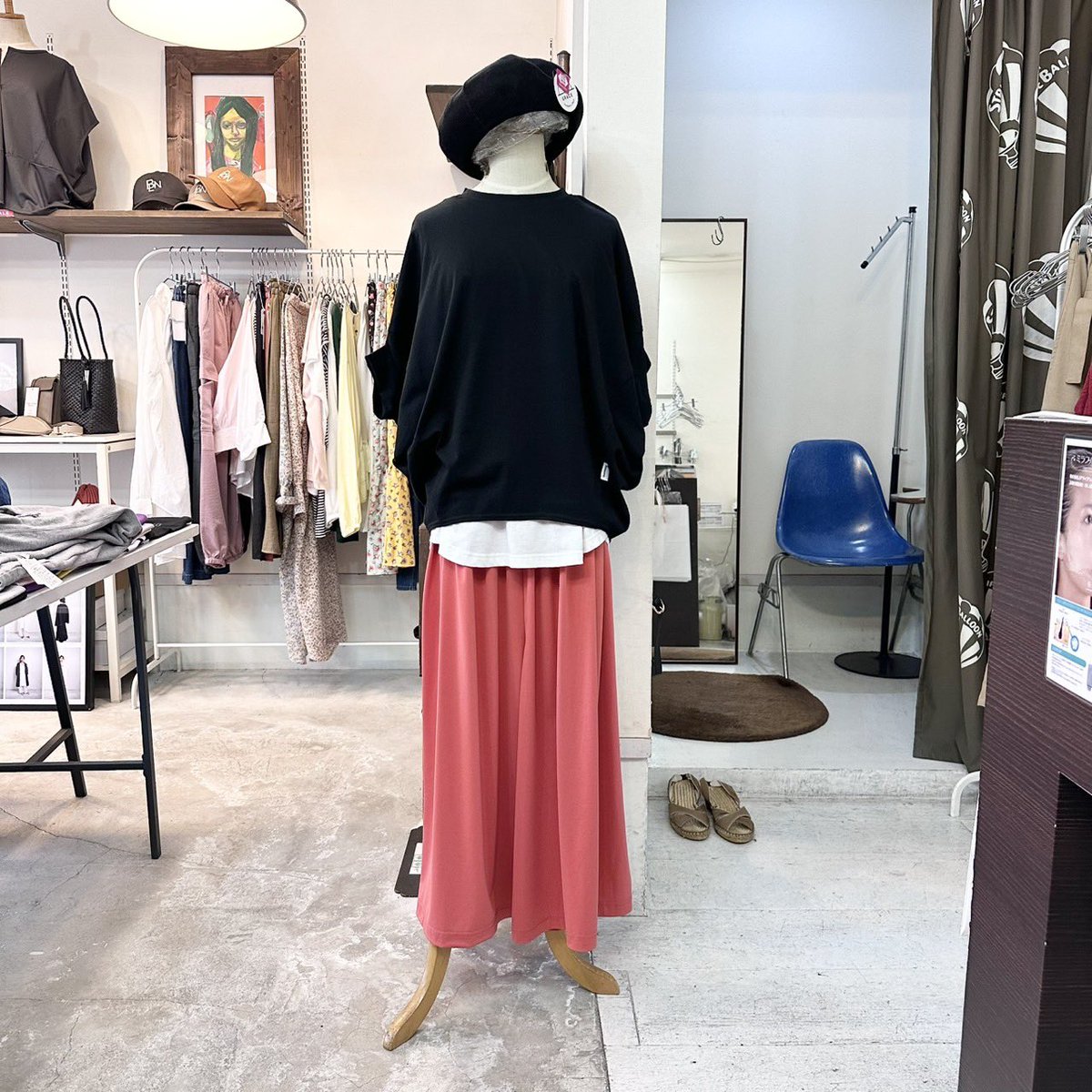 StripeBalloon's tweet photo. 【STBL CODE】
harmonie変形BIG TEE&amp;
ギャザーワイドパンツ♡

アルモニ完売カラーbk再入荷してます！
リサイクルコットン素材のBIG TEE♪
バンザイになった袖や立体的なパターンで
腰回りもキレイに♡さらりとした着心地も◎ 
今回は超ロングセラーの
裾ラウンドタンクトップをレイヤード♡

続く→ https://t.co/HneIvWY7Rn
