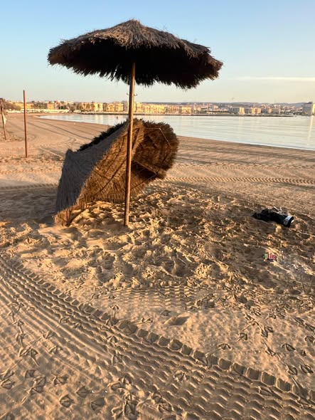 ondaceromelilla's tweet photo. La Consejería de Medio Ambiente ha denunciado el comportamiento incívico de varias personas que esta noche han derribado cartelería y sombrillas en la playa de la Hípica y han intentado romper una de las nuevas casetas de socorrismo. https://t.co/U50krzhReZ