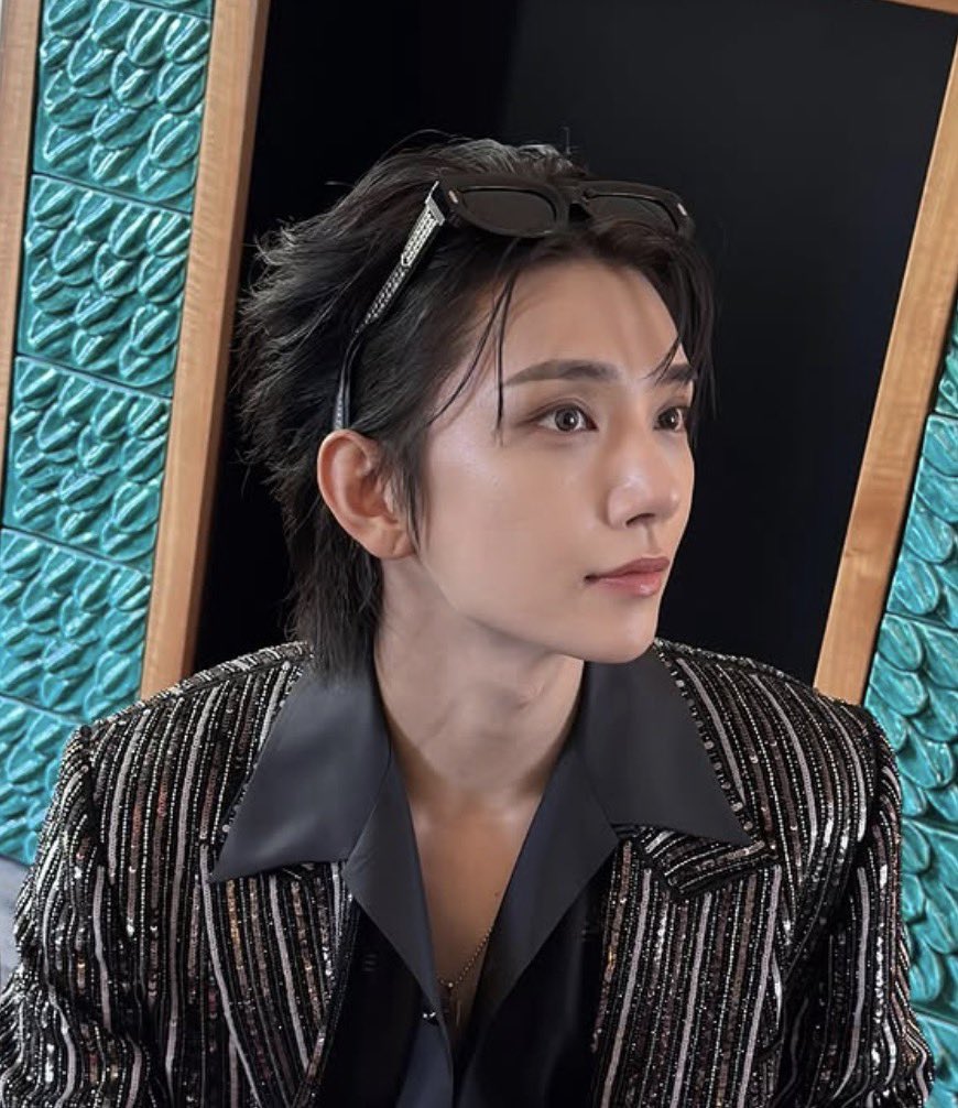 matchayjh's tweet photo. sunglasses as part of their concept? hmm? 😮‍💨 #nooticing https://t.co/KXNmMbahqw