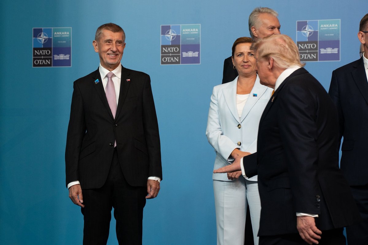Noname_1978's tweet photo. @DarPutinovi Opravdu máte potřebu lhát? Trump si tam podal ruku se 2 lidmi. Jeden byl hned za ním, takže se k němu musel otočit, a krátce podal ruku. Pak minul asi 5 lidí a podal až ruku Babišovi sám od sebe a trochu i pootočil hlavu. Ruku Babišovi pevně držel celou dobu co procházel okolo 🤌 https://t.co/0mvYfy3V6I